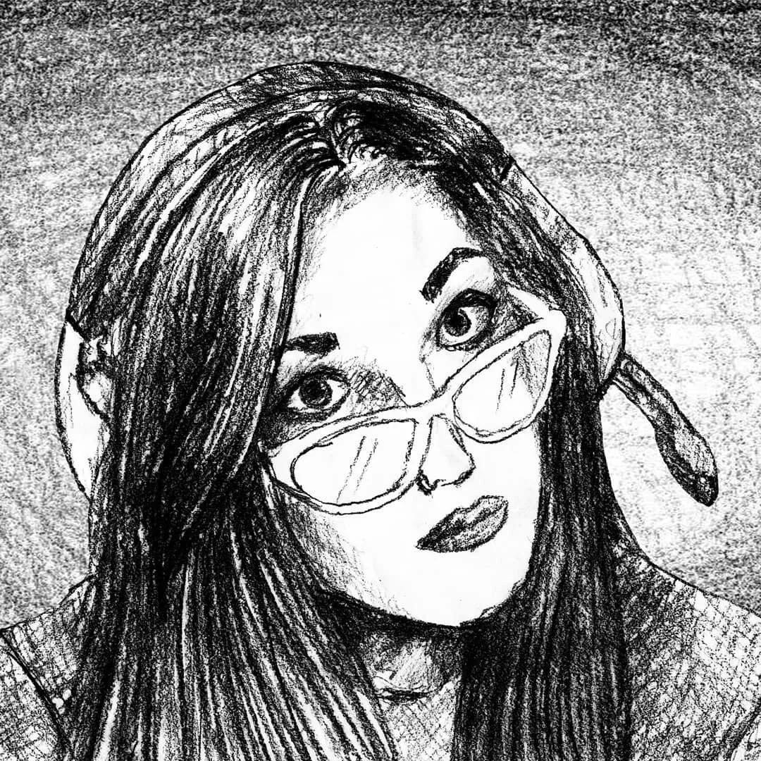 Retrato en blanco y negro de Ana Paula Barahona en su estudio de arte